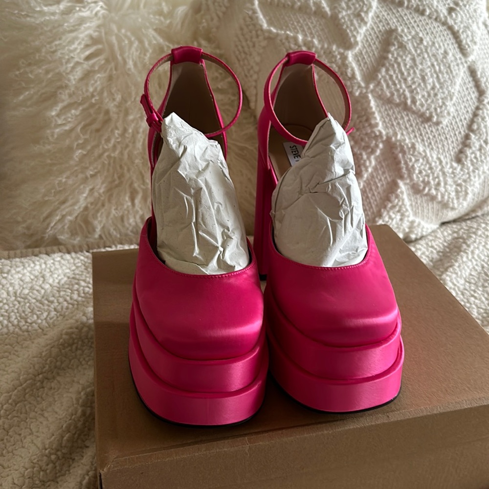 Charlize Pink Satin Steve Madden Size 8.5 NIB